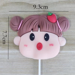 Tượng nhựa dẻo-BABY mập tóc cài trái dâu tây.