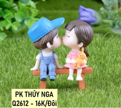 TUONG-Cặp đôi em bé ngồi ghế (mũ xanh)