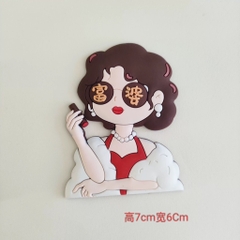 Tượng nhựa dẻo-Quý bà đeo kính tay cầm tẩu thuốc (áo trắng, váy đỏ).