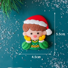 Tượng nhựa dẻo - Bé TRAI đội mũ len đỏ, 2 tay chạm quá (NOEL)