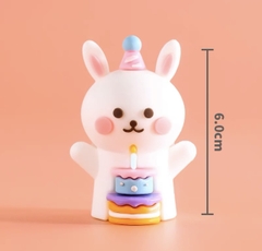 Tượng THỎ trắng đội mũ và bánh (nhựa).