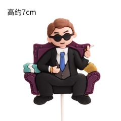 Tượng nhựa dẻo -đàn ông kính đen ngồi ghế sofa màu tím.