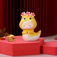 Tượng sứ- Rắn vàng cài hoa.