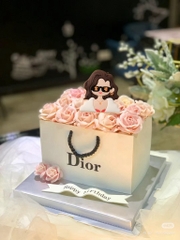 Tượng nhựa dẻo-Quý bà đeo kính đen.