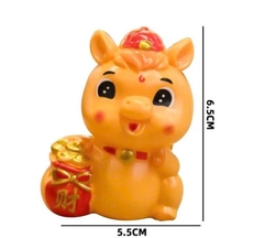 Tượng nhựa -bé NGỰA vàng ôm hũ tiền.