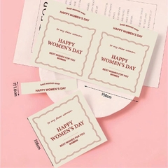 Set 50 bảng giấy vuông HAPPY WOMEN'S DAY kt 8cmx8cm-MÀU KEM.