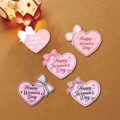 set 25 thẻ trái tim Happy women's day gắn nơ kt 5-5.5cm.