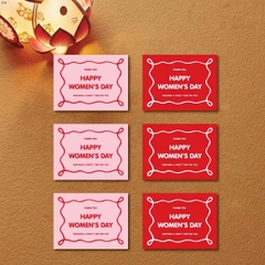 set 30 thẻ chữ nhật Happy women's day viền sóng mix 2 màu hồng và đỏ (kt 6x8cm).
