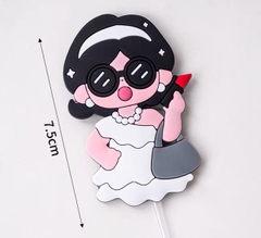 Tượng nhựa dẻo-Mẹ váy trắng đeo kính đen.
