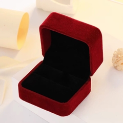 Hộp nhẫn nhung-đỏ đô kt 9x9x4cm (kèm đế nhựa).