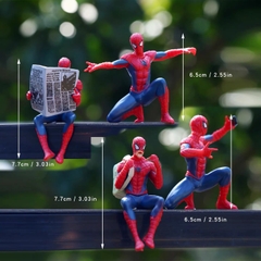 Set 4 tượng siêu nhân nhện đọc báo nhựa đặc.