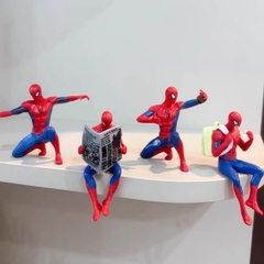 Set 4 tượng siêu nhân nhện đọc báo nhựa đặc.