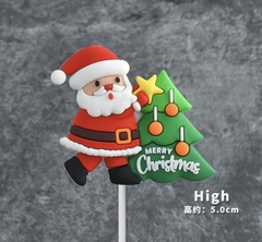 Tượng nhựa dẻo - ông già noel  và cây thông xanh có chữ X mas.