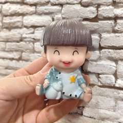 Tượng bé trai ôm bình sữa XANH (tóc mái bằng)-NHỰA MỀM.