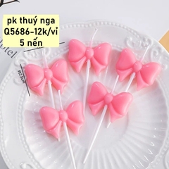 Vỉ 5 cây nến hình nơ màu hồng.