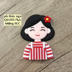 Tượng silicon - Mẹ áo kẻ đỏ trắng, tóc đen cài hoa đỏ.