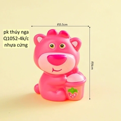 Tượng gấu dâu (Lotso) Uống trà sữa (nhựa cứng).