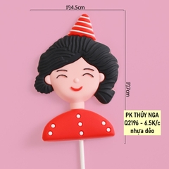Tượng nhựa dẻo MẸ ÁO ĐỎ điểm chấm trắng.