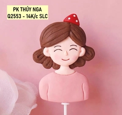 Tượng silicon-mẹ áo hồng mũ đỏ.