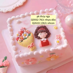 Tượng nhựa dẻo- mẹ áo đỏ tóc xoăn.