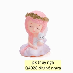 tuong-Em bé gái tóc hồng ôm mèo trắng.
