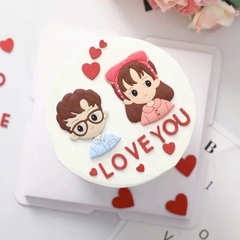 Tượng nhựa dẻo- bé gái áo hồng bờm tóc màu đỏ.