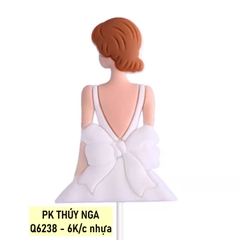 Cô gái váy trắng quay lưng (nhựa dẻo).