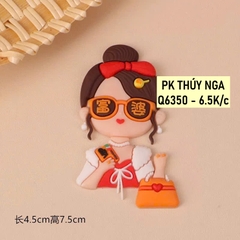 TUONG-Cô gái đeo kính xách túi (nhựa dẻo).(Q5439)