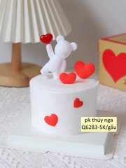 Tượng Gấu nhựa TRẮNG (dáng đứng) cầm trái tim đỏ.