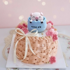 Set 4 tượng heo (lợn) sứ nằm giỏ có lò xo.