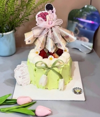 Cô gái cuộn tiền - váy hồng, tóc đen, hoa hồng.