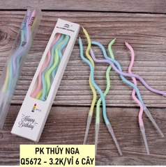 Vỉ 6 cây nến xoắn dài sắc màu.