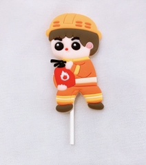 Bé lính cứu hỏa nhựa dẻo -cầm bình xịt.
