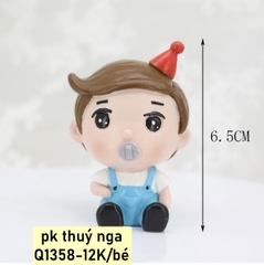 TUONG-Bé trai yếm xanh, mũ đỏ (nhựa) J9