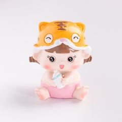 Bé GÁI HỔ đội mũ, ôm bình sữa-HỒNG (sứ).