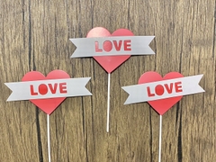 Set giấy 3 cây cắm trái tim đỏ gắn chữ love.