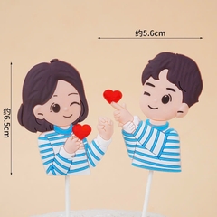 Tượng nhựa dẻo - đôi nam nữ áo kẻ xanh thả tim.