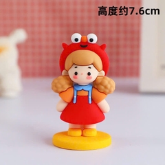 Tượng nhựa đẹp - bé GÁI váy đỏ mũ hình con vịt.