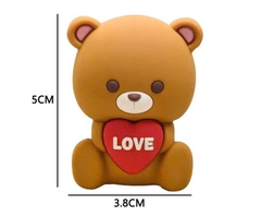 Tượng silicon - Gấu ôm trái tim đỏ chữ love trắng.