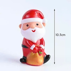 Tượng nhựa - ông già noel và túi quà màu vàng.