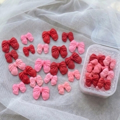 Hộp 100gam- kẹo gum đường hình nơ mix 2 màu (mix 2 size) (1 hộp khoảng 90 chiếc).