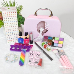 Vali trang điểm và làm nail bé gái