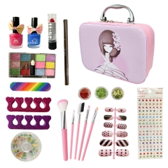 Vali trang điểm và làm nail bé gái
