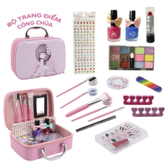 Vali trang điểm và làm nail bé gái