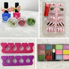 Vali trang điểm và làm nail bé gái