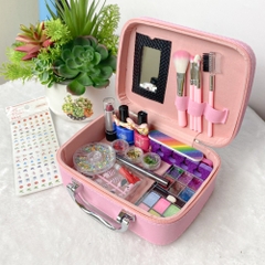 Vali trang điểm và làm nail bé gái