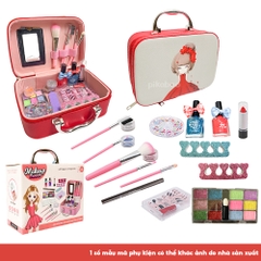 Vali trang điểm và làm nail bé gái
