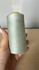 Cuộn chỉ may nhiều màu 3000m sợi 40/2, phù hợp máy may công nghiệp và gia đình.