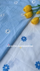 Vải thô boi (SLx0.5m khổ 1.4m) thêu hoa xanh, trắng. Chất cotton mát, thâm hút tốt.