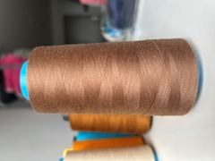 Cuộn chỉ may nhiều màu 3000m sợi 40/2, phù hợp máy may công nghiệp và gia đình.